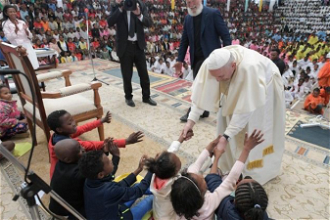 Pope greets children in Akomasosa