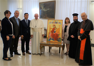 Pope with the icon and ACN delegation image: ACN/Grzegorz Gakazka