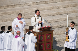 Deacon Peter sings the Gospel - image: MMazur