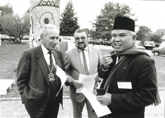 l-r:  Late Dr Emilio Castro, Jean Fischer, Dr Soritua Nababan at unveiling ceremony of Berlin Wall fragment Geneva, 1991. Photo: Peter Williams/WCC