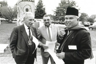 l-r:  Late Dr Emilio Castro, Jean Fischer, Dr Soritua Nababan at unveiling ceremony of Berlin Wall fragment Geneva, 1991. Photo: Peter Williams/WCC
