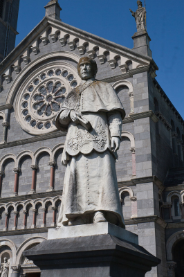 Statue before it was vandalised