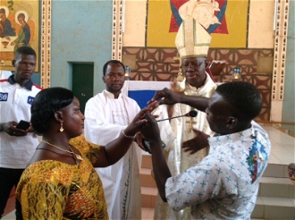 Bishop Justin Kientega with parishioners © ACN