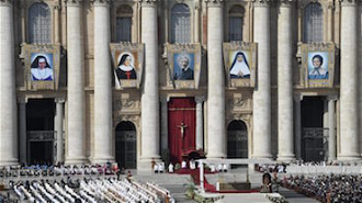 Five banners proclaim new  Saints John Henry Newman, Giuseppina Vannini, Mariam Thresia Chiramel Mankidiyan, Dulce Lopes Pontes, Margherita Bays, 13 October 2019 - ICN/JS
