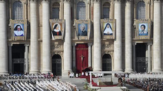 Five banners proclaim new Saints John Henry Newman, Giuseppina Vannini, Mariam Thresia Chiramel Mankidiyan, Dulce Lopes Pontes, Margherita Bays, 13 October 2019 - ICN/JS