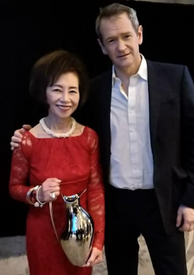 Yasko Kurahachi with Alexander Armstrong during the presentation