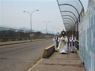 Priests give blessing with Blessed Sacrament in San Cristóbal Diocese Image ACN
