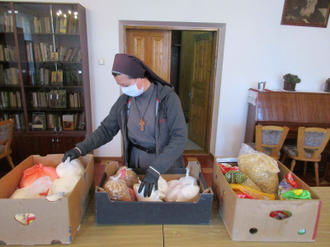 International Ukraine Sister prepares aid parcel