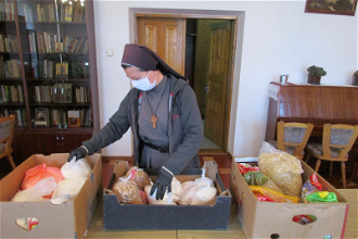 International Ukraine Sister prepares aid parcel