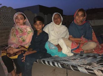 Maira's sister Sylvia, brother Ibrahim, mother Nighat and sister Saira © ACN