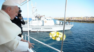 Lampedusa 2013: Pope throws wreath into sea