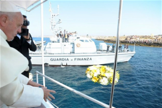 Lampedusa 2013: Pope throws wreath into sea