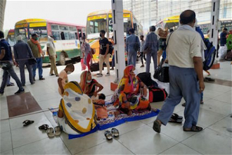 Mothers and children wait at Kaushambi Bus Terminal image: Jessy Joseph