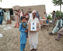 Distributing Covid-19 relief packages © Caritas Pakistan Faisalabad