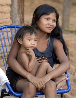 Guajajara woman and child  wiki image Antônio Cruz/Abr