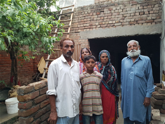 Amjar Arif (left) with his family © ACN, Amjad Arif