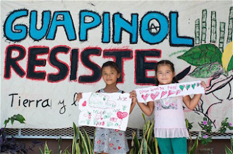 Two daughters of imprisoned Guapinol human rights defenders, Liss, 7, and friend Cristhel at the Public Ministry in Tegucigalpa. Photo: Giulia Vuillermoz - Trócaire