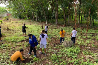 Parish tree planters out in force - Image Diocese of Tagbilaran, Bohol