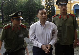 Nguyen Bac Truyen arrives at court in 2007. Photo: Reuters/Kham