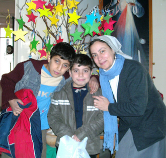 Sister Annie and children with anoraks © ACN
