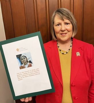 Fiona Bruce MP with Maira's asylum petition