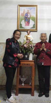 Liang Taozhi with her daughter-in-law