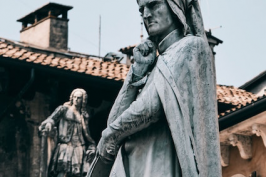 Monument to Dante in Verona - Photo by Marcus Ganahl on Unsplash