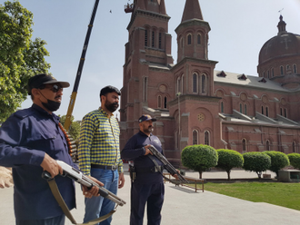 William Arif Khan and armed volunteer security guards outside Lahore's Sacred Heart Cathedral © Aid to the Church in Need