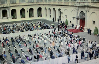 Audience in  St Damasus Courtyard  - Screenshot