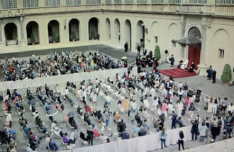 Audience in St Damasus Courtyard - Screenshot