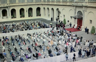 Audience in  St Damasus Courtyard  - Screenshot