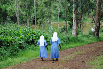 Daughters of the Resurrection walking in Bukavu Image © ACN