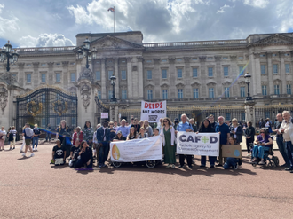 YCCN relay walkers at Buckingham Palace .. Image: ICN/JS