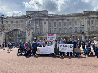 Young Christian Climate relay walkers on way to COP26 at Buckingham Palace .. Image: ICN/JS