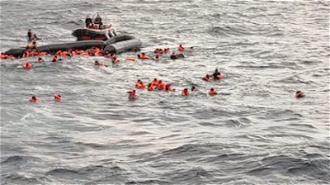 Image MSF - refugees flee sinking life raft