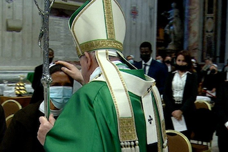 Sister Gloria Narvaez receives a blessing from Pope Francis - image Vatican News