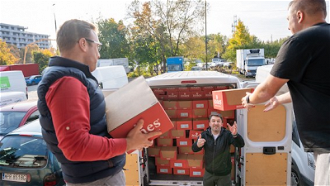 Caritas Polska volunteers unload aid supplies