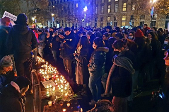 Prayers in Place de la République, Paris - Twitter
