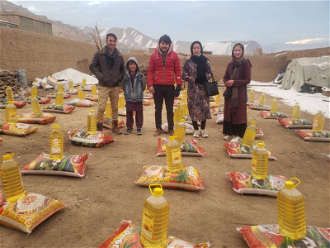 Volunteers distribute oil and rice in Bamiyan after the Taliban has taken over