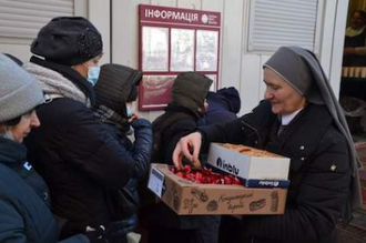 Sister distributing urgent relief © ACN