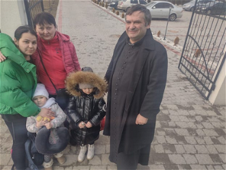 Fr Draus with IDP family at  his parish in Lviv ©ACN