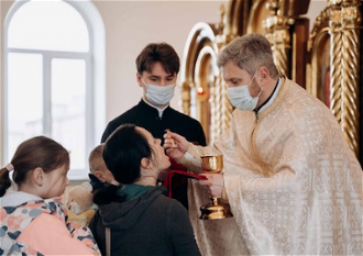 IDPs sheltering at seminary in Metropolitan Archdiocese of Ivano-Frankivsk receive Communion during Mass © ACN.