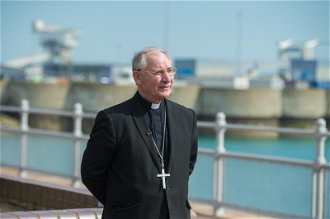 Bishop Paul McAleenan at Dover memorial to refugees drowned in the Channel. Photo: Mazur/CBCEW.org.uk