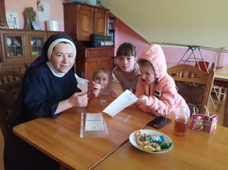 Young IDPs being cared for by Handmaids of Mary Immaculate in Ukraine (© ACN)