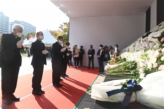 Archbishop Peter Chung and Bishop Matthias RI prayed at a memorial altar in front of Seoul City Hall for victims of the disaster