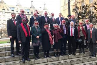 Parliamentarians gather for #RedWednesday by Westminster Hall, Houses of Parliament © ACN