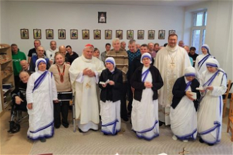 Cardinal with Missionaries of Charity in Kyiv