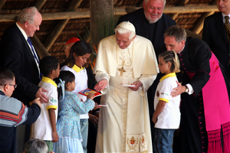 Pope in  distributing  ACN's Child's Bible 'God Speaks to His Children' © Evilazio Bezerra