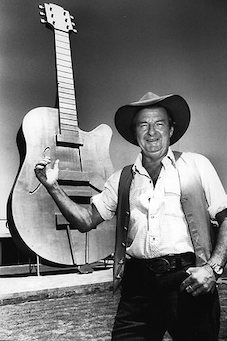 Slim Dusty with Golden Guitar - Wiki Image