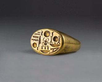 Egyptian signet ring with Tutankhamun's Throne Name, 1336-1327 BC © The Metropolitan Museum, New York